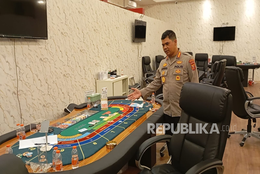 Polda Jawa Barat menggerebek judi kasino di wilayah pertokoan Kosambi, Jalan Achmad Yani, Kota Bandung, Selasa (17/6/2025). Puluhan karyawan, pengunjung dan pemilik diamankan Polda Jabar.  