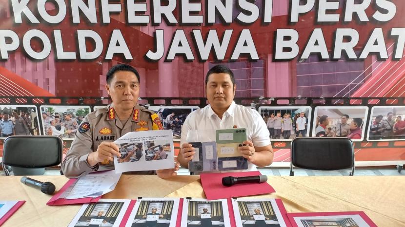 Polda Jawa Barat merilis penangkapan empat warga binaan Rutan Balikpapan yang melakukan penipuan terhadap seorang warga Sumedang, Rabu (4/9/2024). 