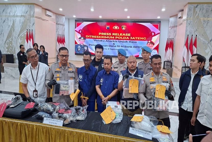 Polda Jawa Tengah menggelar konferensi pers penangkapan sopir Bank Jateng pembawa kabur uang senilai Rp10 miliar, Selasa (9/9/2025).