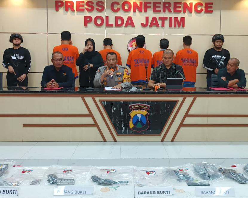 Polda Jawa Timur (Jatim) melakukan konferensi pers pengungkapan kasus penembakan tokoh masyarakat Sampang, yang juga relawan Prabowo-Gibran, di Markas Polda Jatim, Surabaya, Kamis (11/1/2024). 