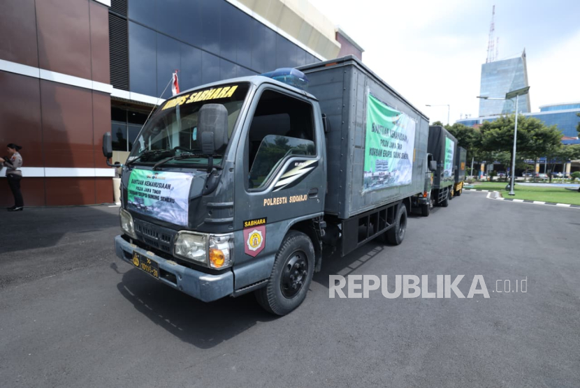 Polda Jawa Timur memberangkatkan bantuan kemanusiaan untuk para pengungsi dampak erupsi dan Awan Panas Guguran (APG) Gunung Semeru di depan Gedung Tribrata Mapolda Jatim, Jumat (21/11/2025)..