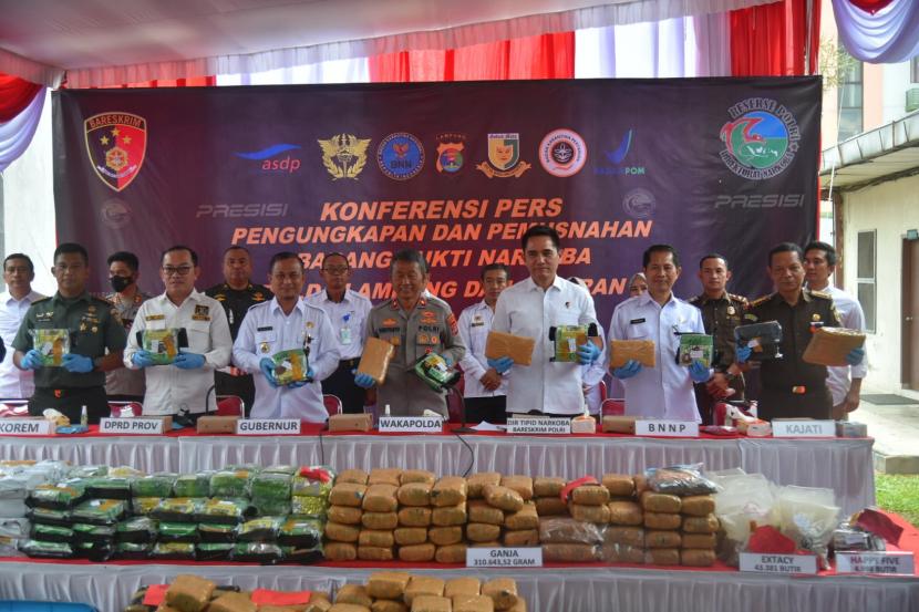 Polda Lampung dan BNNP Lampung memusnahkan barang bukti narkotika hasil razia bulan Agustus-Oktober 2022. Pemusnahan dipimpin Wakapolda Lampung, Brigjen Pol Subiyanto.
