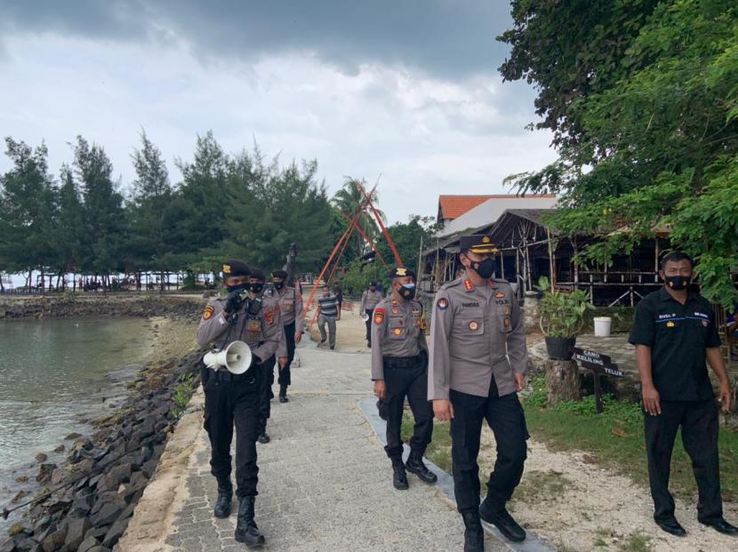 Polda Lampung dan polres Lampung Selatan gelar operasi protokol kesehatan Covid-19 di Kalianda, Lampung Selatan, Ahad (31/1). 