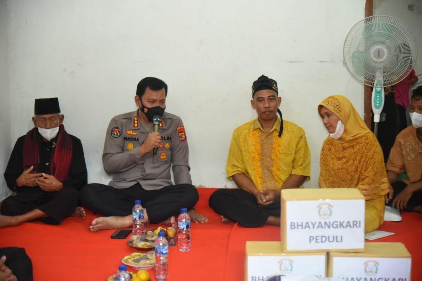 Polda Lampung memberikan santunan kepada orang tua Leli Agustin, karyawan BRI Link korban penembakan di Lampung Timur, Ahad (30/1)