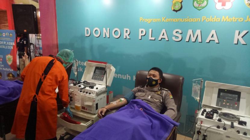 Polda Metro Jaya bekerjasama dengan Palang Merah Indonesia (PMI) DKI Jakarta menggelar donor plasma konvalesen di Gedung PMI DKI Jakarta, Jakarta Pusat, Sabtu (6/2). (Ilustrasi)