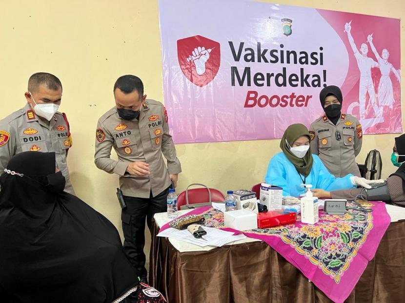Polda Metro Jaya bersama Tim Relawan Siap Bergerak menggelar Vaksinasi Merdeka (VM) Booster dari 25-31 Maret 2022 dengan total waktu 10.920 jam. 