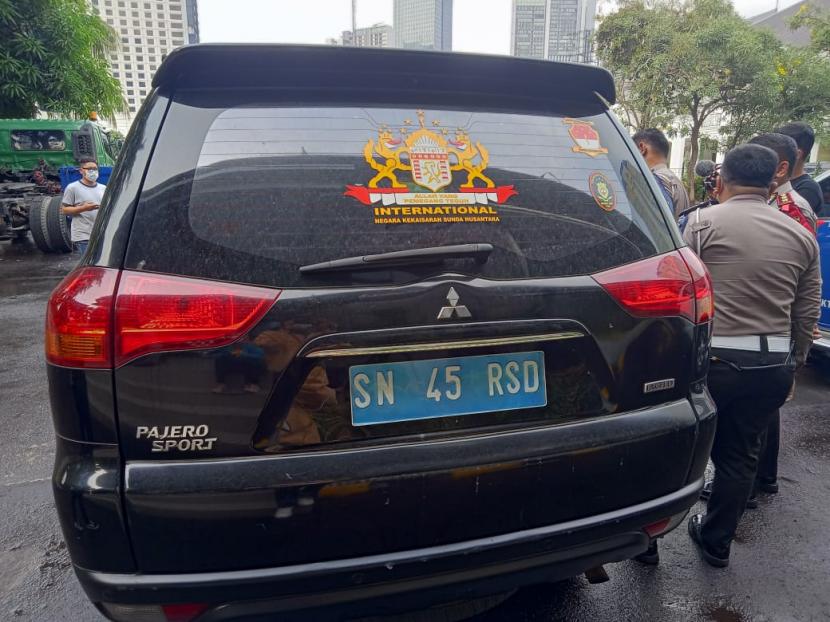 Polda Metro Jaya menahan mobil Mitsubishi Pajero dengan pelat nomor SN 45 RSD. Pengemudi kendaraan tersebut, Rudi Dhanian Toro mengaku sebagai Jenderal dari Kekaisaran Sunda Nusantara, di Polda Metro Jaya, Jakarta Selatan, Rabu besok (5/5).