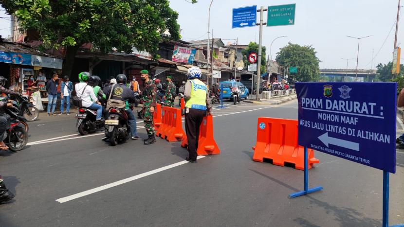 Polda Metro Jaya menambah titik penyekatan di Jabodetabek. Salah satunya, di underpass Jalan Jenderal Bekasi Rachmat, Jakarta Timur, Kamis (15/7).