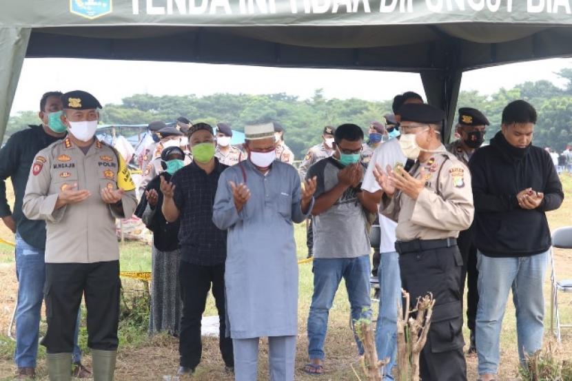 Polda Metro Jaya menerjukan tim khusus untuk menangani pemakaman jenazah Covid-19.