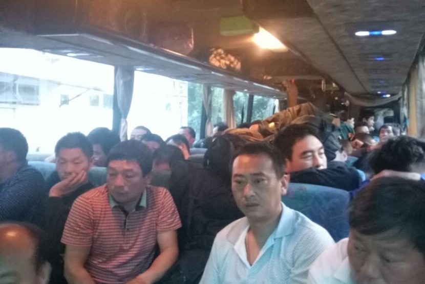 Polda Metro Jaya mengamankan 53 pria asal Cina yang menumpang bus dari Jakarta Barat menuju Gresik, Jawa Timur.