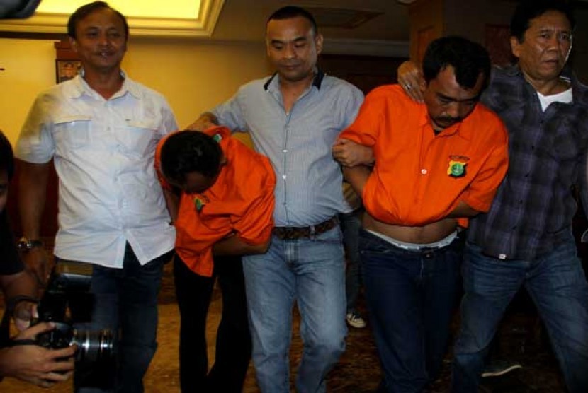 Polda Metro Jaya mengamankan dua tersangka Surya Hakim dan Abdul Latif terkait kasus pembunuhan Holly Angela di Apartemen kalibata City, Jakarta, Rabu (16/10).
