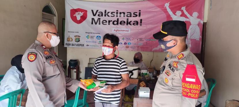 Polda Metro Jaya telah melahirkan sebuah terobosan akselerasi vaksinasi di wilayah DKI Jakarta & Aglomerasi, melalui metode Vaksinasi Merdeka (VM) selama pandemi Covid-19 2021. 