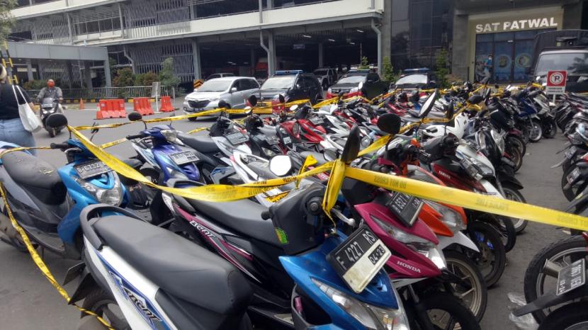 Polda Metro Jaya telah mengamankan sebanyak 69 sepeda motor pasca demontrasi penolakan Undang-undang Omnibus Law Ciptakerja 1310 pada Selasa (13/10) lalu. Saat ini sepeda motor dua tersebut berada di Mapolda Metro Jaya, Jakarta Selatan, Kamis (15/10).