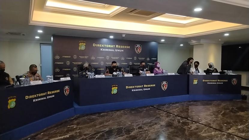 Polda Metro menggelar konferensi pers terkait kesimpulan akhir kasus kematian satu keluarga Kalideres, di gelar di Polda Metro Jaya,  Jakarta Selatan, Jumat (9/12). 