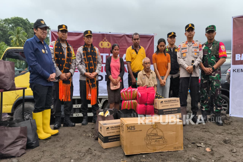Polda NTT dipimpin langsung Kapolda memberikan bantuan kebutuhan dasar bagi korban banjir di Kecamatan Mauponggo, Kabupaten Nagekeo. Polda juga mengerahkan 102 personel gabungan, tim medis, hingga anjing pelacak untuk mempercepat proses pencarian korban. 