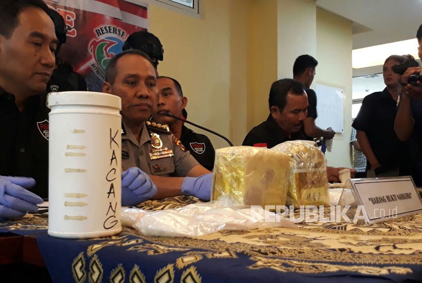 Polda Sumbar membekuk sindikat narkoba lintas provinsi. Barang bukti berupa 2,7 kg sabu senilai Rp 3 miliar diamankan dari tiga tersangka. (Ilustrasi)