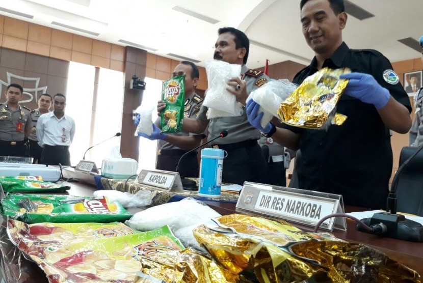 Polda Sumbar menangkap oknum penyiar radio asal Cilegon, Banten yang ketahuan membawa 5 kg sabu-sabu. Barang bukti dikemas ulang dengan bungkus makanan ringan keripik kentang. 