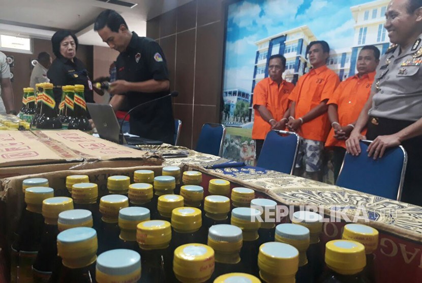 Polda Sumbar mengamankan 24.700 botol jamu ilegal, Selasa (20/2). Puluhan ribu botol jamu kedaluwarsa dan tak punya izin edar tersebut dikemas ulang dan diedarkan di Sumatra Barat. 