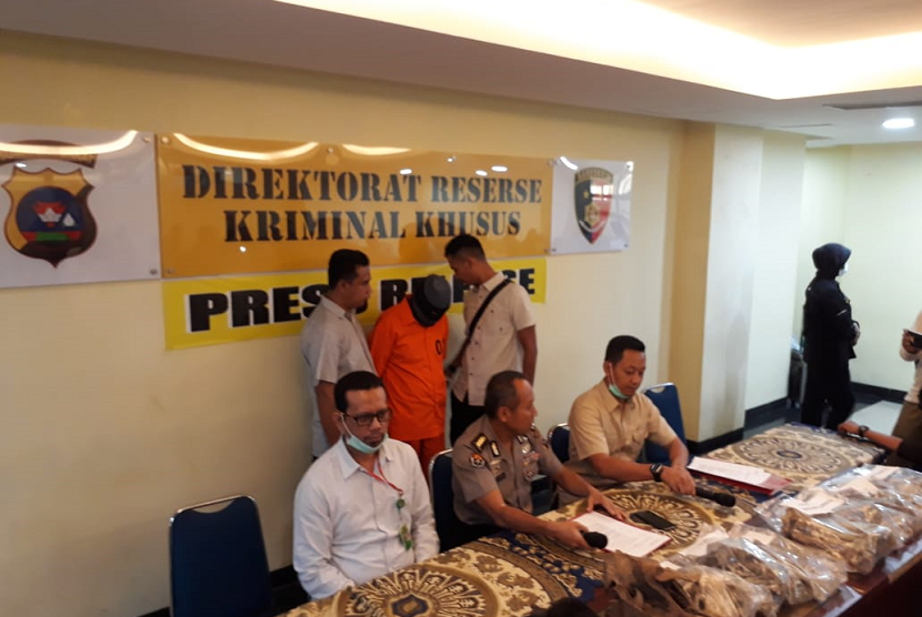 Polda Sumbar mengumumkan penangkapan aktivitas penjualan kulit dan tulang Harimau di Markas Polda Sumbar di Kota Padang, Selasa (23/4) 