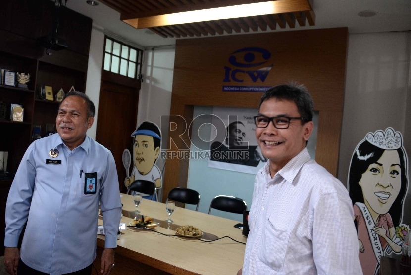 Polemik Remisi Koruptor. (dari kiri) Staff Ahli Menkumham Ma'mun dan Plt Pimpinan KPK Johan Budi berbincang sebelum acara diskusi di ICW, Jakarta, Selasa (24/3).