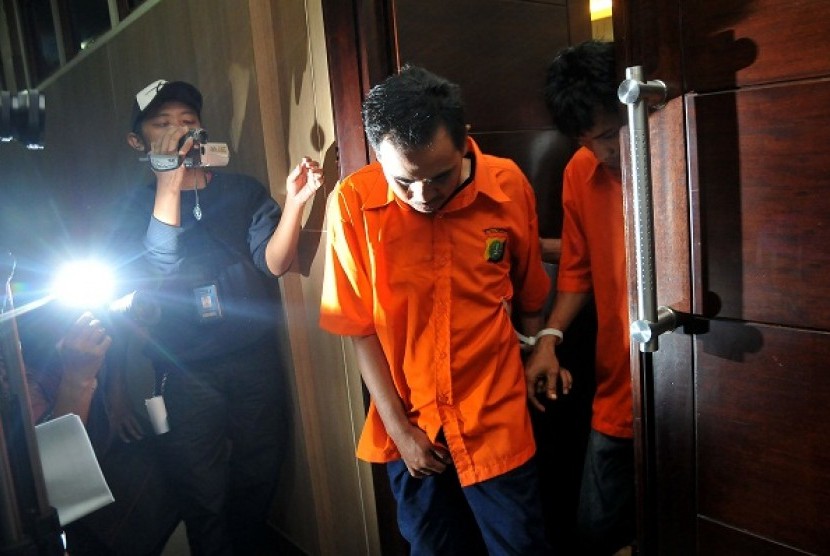 Police catch burglars (in orange) specialized in burglary targetting luxury houses. (file photo)