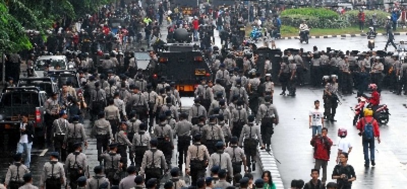 Police clashes with protesters in a rally against government's plan to rise the fuel price.  