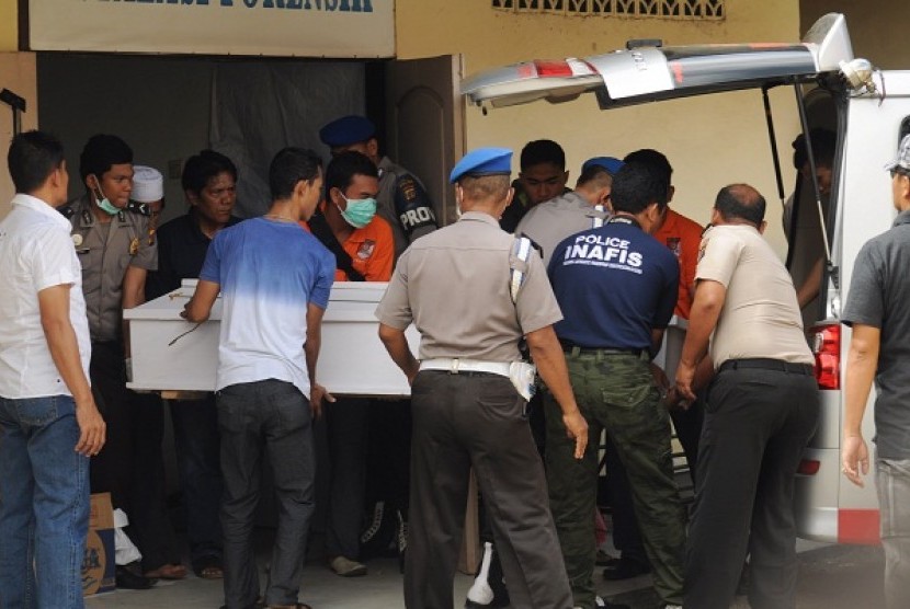 Police hand over the body of terror suspect in Poso, Central Sulawesi, to his family on Saturday.    