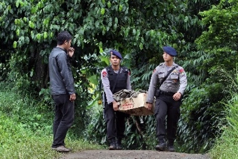 Police including anti-terrorism squad investigate the crime scene where allegedly terrorists live in Tangerang, Province of Banten, on Wednesday, Jan. 31. 