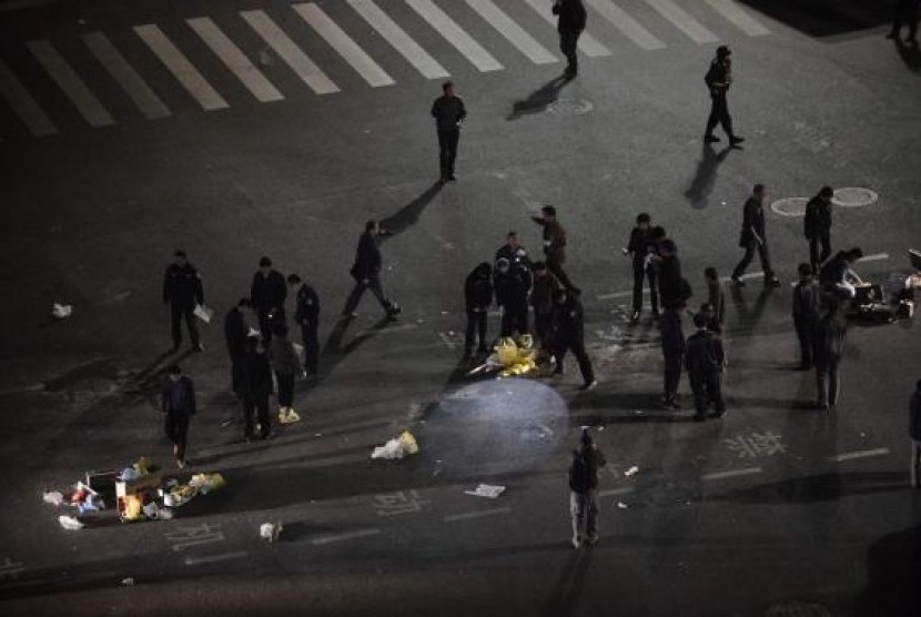 Police investigate after a group of armed men attacked people at Kunming railway station, Yunnan province, March 1, 2014.