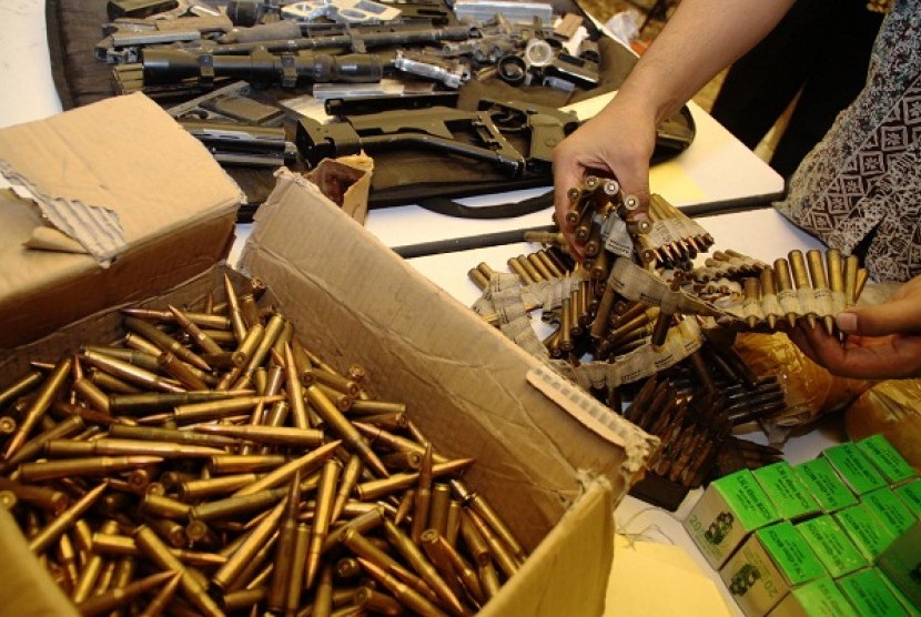 Police officer shows firearms and bullets confiscated in Cipayung, East Jakarta, earlier this month. (file photo)