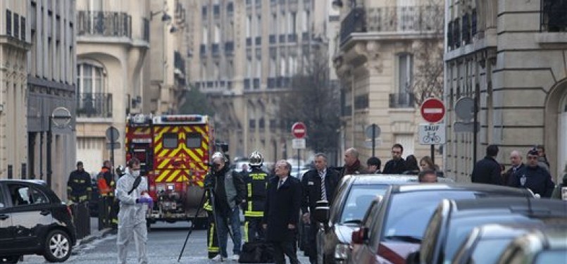 Police officers work on the site of a bomb explosion near the Indonesian Embassy in Paris, Wednesday, March 21, 2012. A Paris police official said an employee at the embassy discovered a suspicious package and stepped back in time before exploded. There wa