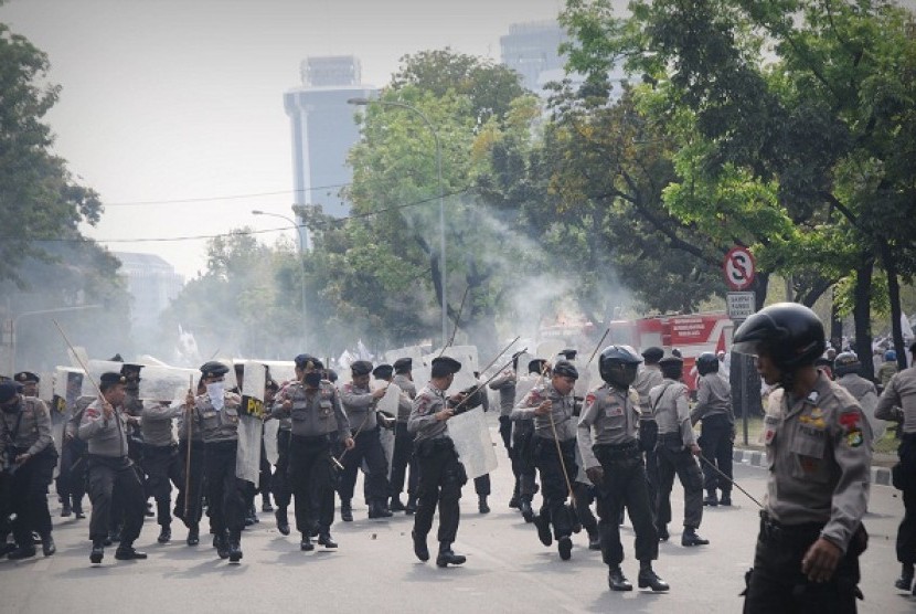 Police try to disperse the crowd in a demonstration held by a number of mass organizations, last year. New law signed by President bans mass organization to act violance, disturb peace, damage public and social facilities, or conduct activities disturbing 