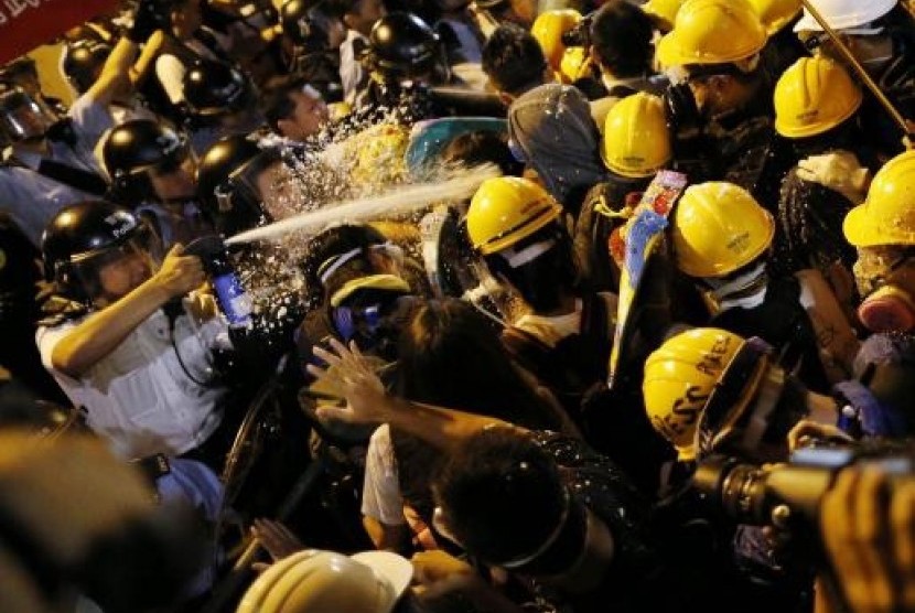 Police use pepper spray during clashes with pro-democracy protesters close to the chief executive office in Hong Kong, November 30, 2014.