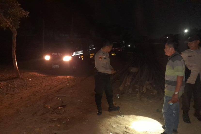Polis melakukan olah tempat kejadian perkara di lokasi pembacokan terhadap korban Sunarto di Cilincing Jakarta Utara. 