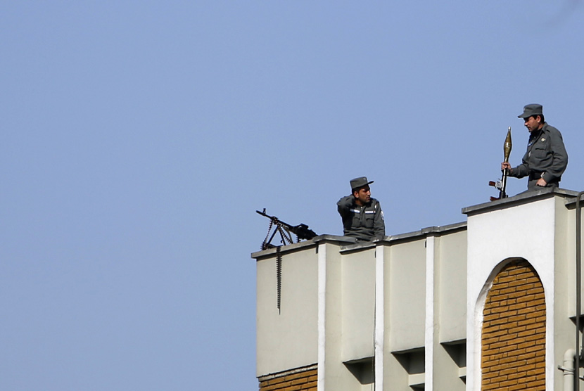 Polisi Afghanistan berjaga-jaga di dalam kompleks polisi di Kabul,Senin (24/12).  (Reuters/Omar Sobhani)
