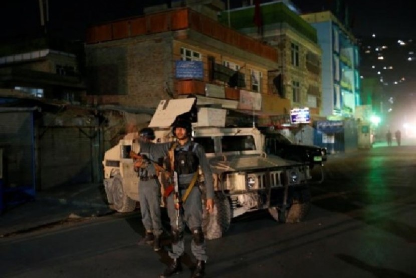 Polisi Afghanistan berjaga menyusul serangan dalam perayaan Asyura di Kabul, Selasa (11/10).. 