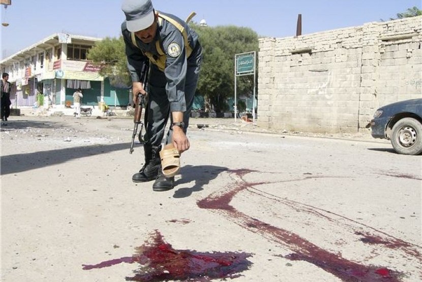 Polisi Afghanistan melakukan penyelidikan insiden bom bunuh diri di Provinsi Khost, Afghanistan, Senin (1/10). 
