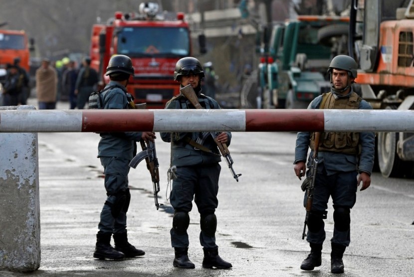 Polisi Afghanistan mengamankan lokasi ledakan.