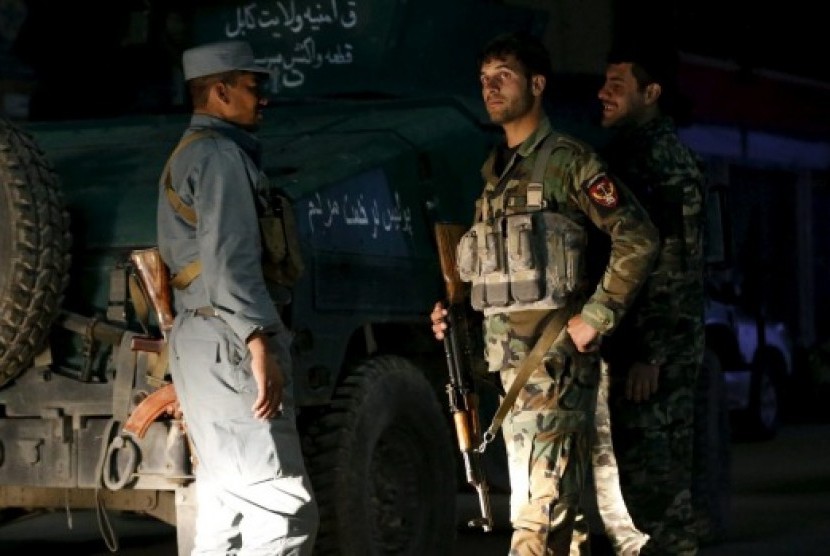 Polisi Afghanistan tiba di lokasi penembakan wisma tamu Park Palace Hotel di Kabul, Afghanistan, Rabu (13/5).