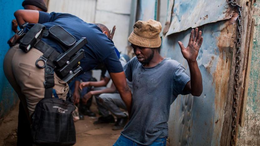 Polisi Afrika Selatan geleah warga untuk cegah aksi kekerasan.