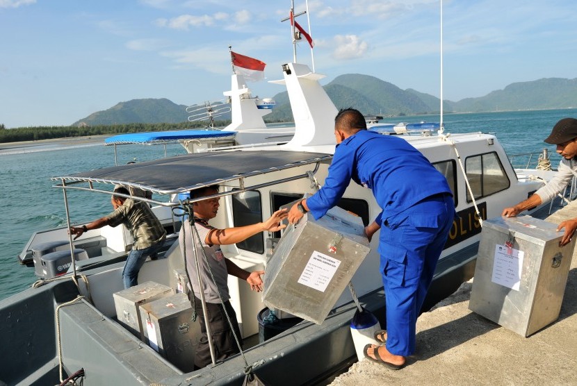 Polisi Air Polda Aceh memasukkan ogistik pilkada ke kapal patroli guna pendistribusian di pelabuhan Ulee Lheue, Banda Aceh, Selasa (14/2).