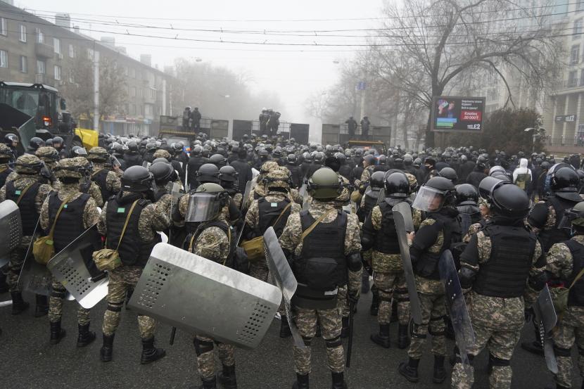 Polisi anti huru hara memblokir jalan untuk mencegah demonstran selama protes di Almaty, Kazakhstan, Rabu, 5 Januari 2022.