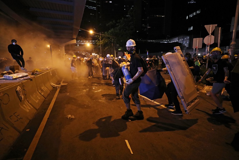 Polisi anti Huru-Hara menembakkan gas air mata kepada pengunjuk rasa di depan Gedung Legislatif Hong Kong, Selasa (2/7)
