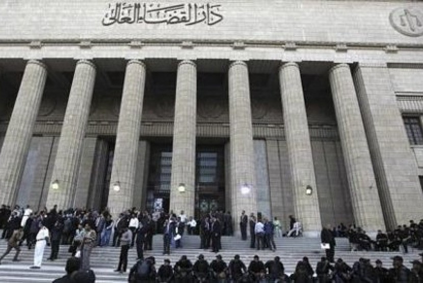 Polisi antihuru-hara berjaga di depan Pengadilan Kriminal Kairo