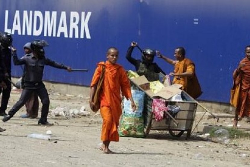 Polisi antihuru-hara menghalau para biarawan dari lokasi kemah yang sempat diduduki massa demonstran antipemerintah Kamboja.