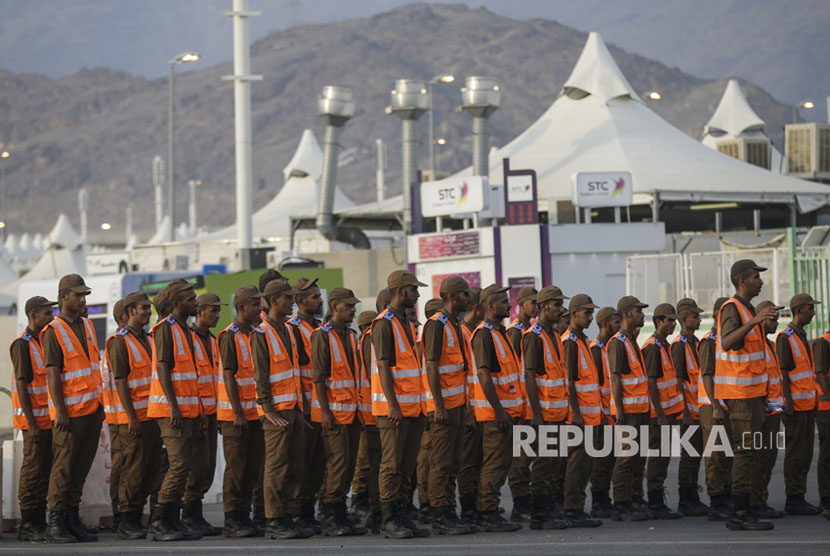 Polisi Arab Saudi berbaris selama persiapan keamanan di tenda Arafah, Makkah, Selasa (29/8).