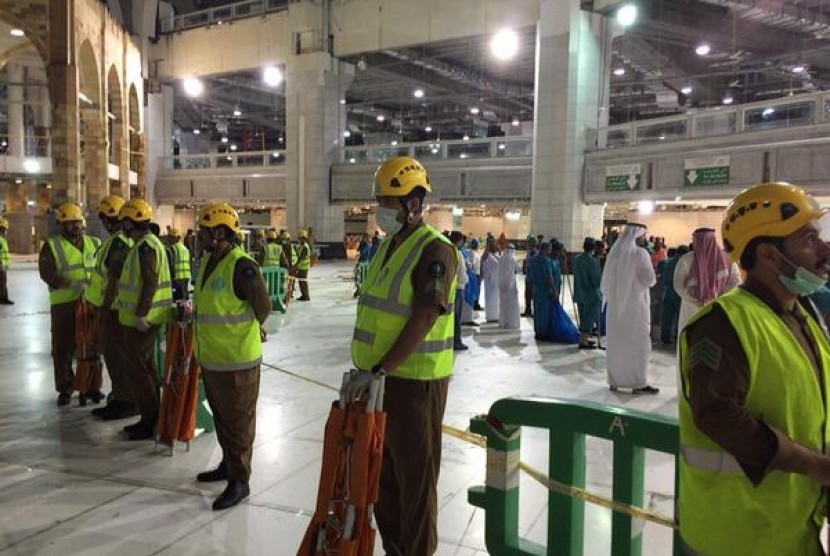 Polisi Arab Saudi berjaga di lokasi jatuhnya crane di area Masjidil Haram, Jumat (11/9).    (Twitter @KSA_998)