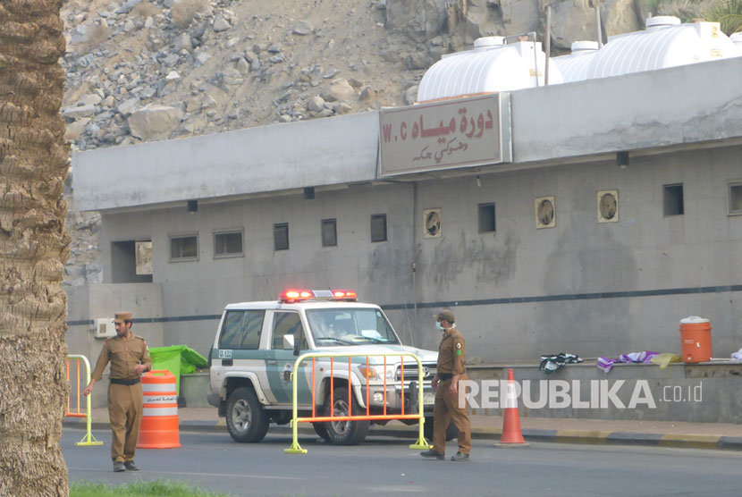 Saudi Berlakukan Lockdown 24 Jam di Kota Industri Dammam. Polisi Arab Saudi membatasi kendaraan yang melintas.