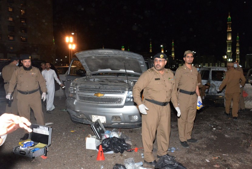 Polisi Arab Saudi memeriksa lokasi ledakan bom di luar lingkungan kompleks Masjid Nabawi, Madinah, Arab Saudi, Senin (4/7). 