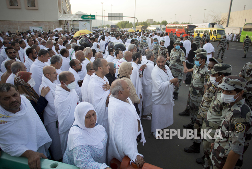 Polisi Arab Saudi mengendalikan lalu lintas kedatangan para jamaah haji  di Arafah, Makkah ,Arab Saudi, Kamis (31/8). 